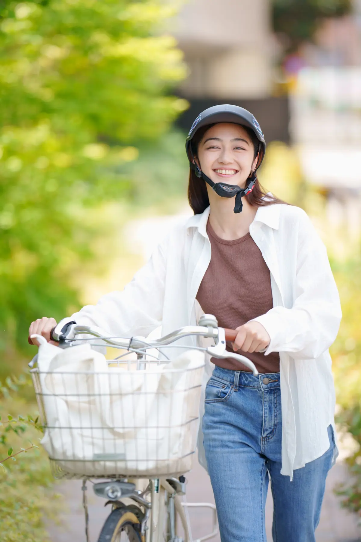 自転車を押して歩く１