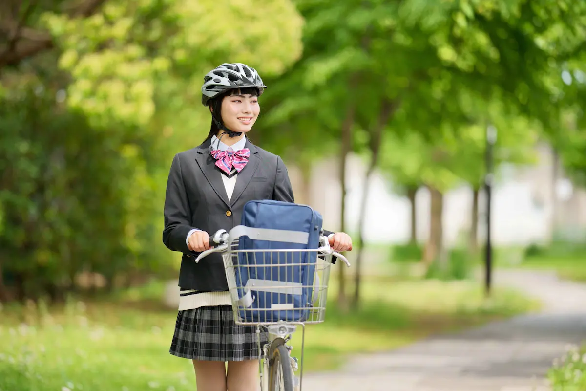 自転車を押して歩く３