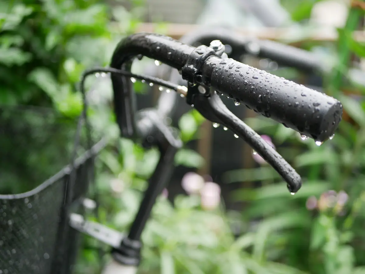 雨に濡れる自転車